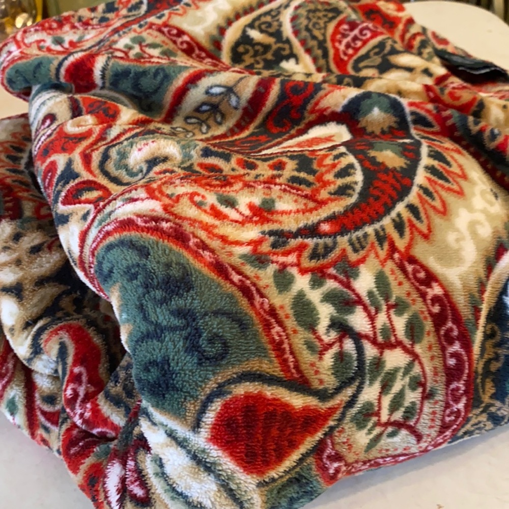 Ralph Lauren Paisley Fleece Throw 70” x 112”